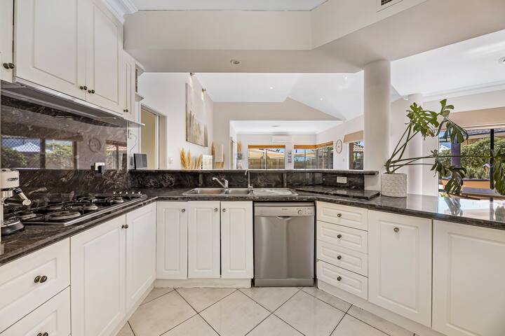 Your Sunny Pool & Ocean Escape gallery image 5