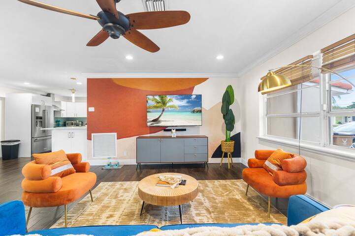 Luxe Villa: Salt Pool / BBQ / Hot Tub / Amenities! gallery image 3