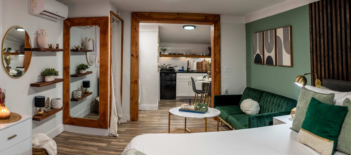 Top Airbnb: Downtown 1BR Cottage for 4 in Ybor Heights