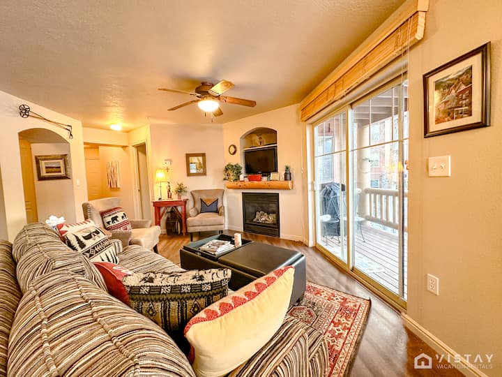 Disfruta de tus programas o películas favoritos en el televisor mientras descansas en el lujoso sofá.