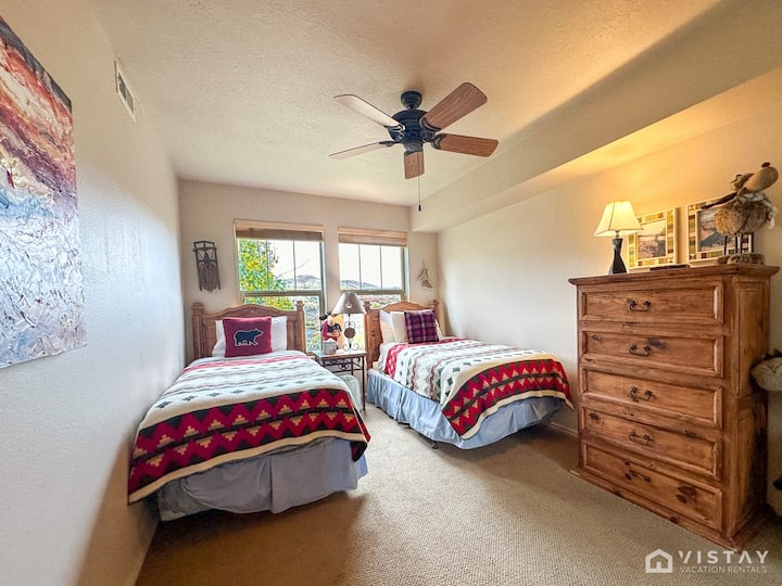 El dormitorio 2 ofrece un espacio luminoso y acogedor, con dos camas individuales perfectas para niños o amigos que viajan juntos.