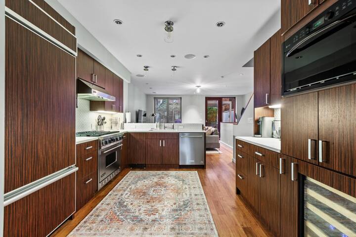 Gotham House I by RoveTravel |4BR Triplex w/Garden gallery image 2