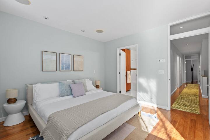 Gotham House I by RoveTravel |4BR Triplex w/Garden gallery image 3