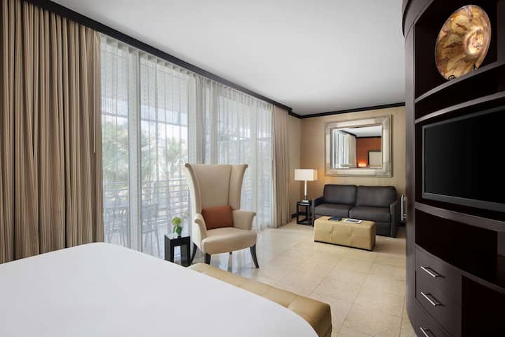 Unit with King bed. Exact unit will be assigned upon arrival. Views, colors, and decor may vary.