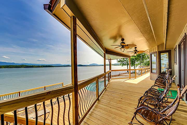 Expansive Lakefront Retreat W/ Pool & Games - Sevierville, TN