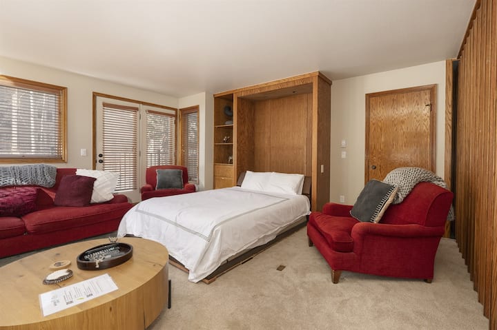 Dnevni boravak s bračnim krevetom ( širine 150 - 179 cm