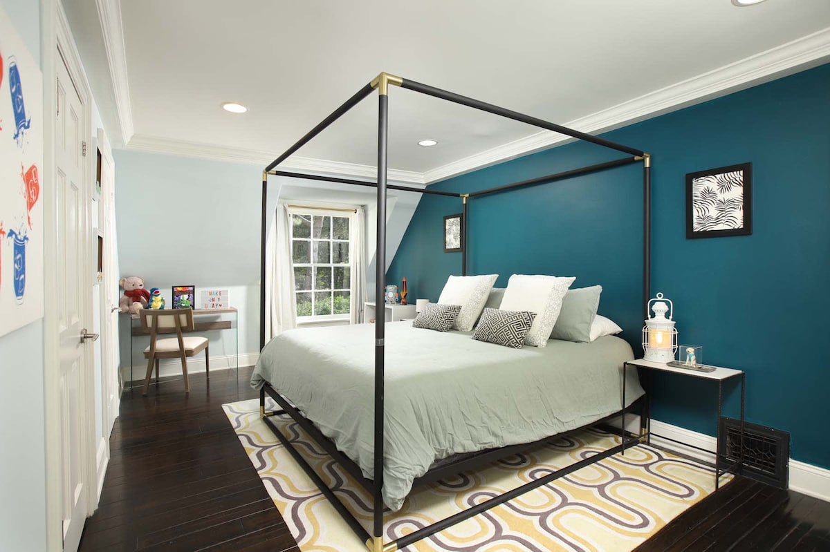 Dormitorio bien equipado con paleta de colores relajante