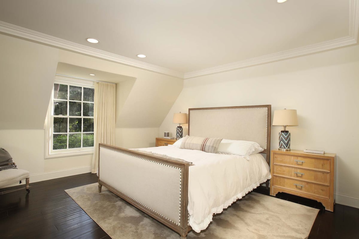 Dormitorio estético con un ambiente sencillo, elegante y acogedor.