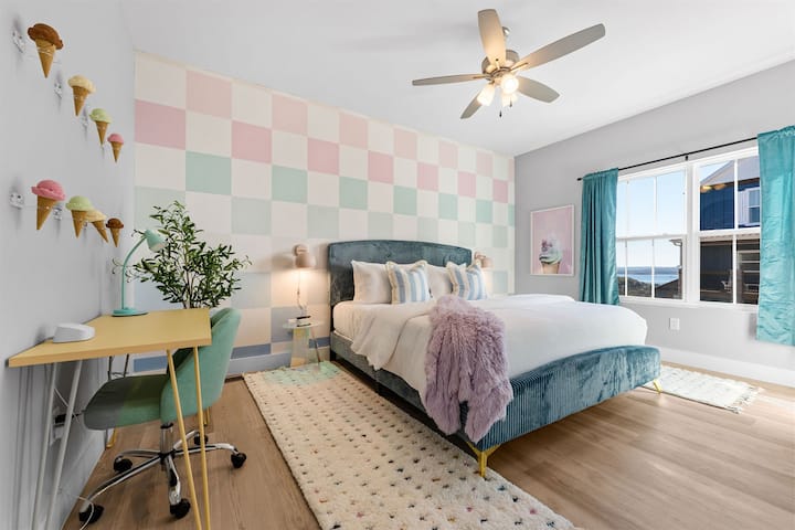 Duerme toda la noche en este dormitorio del nivel principal con un baño privado.