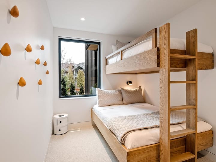 בחדר השינה הרביעי יש מיטות קומתיים זוגיות