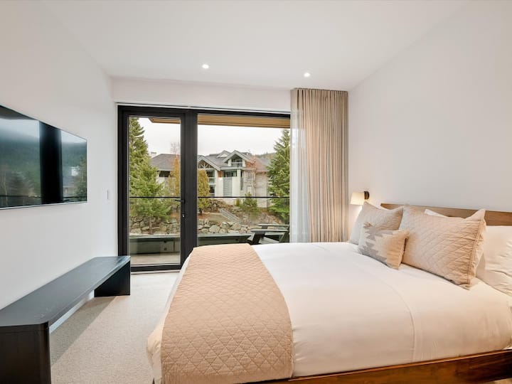 חדר שינה שלישי עם מיטת קווין סייז, טלוויזיה חכמה וחדר רחצה צמוד