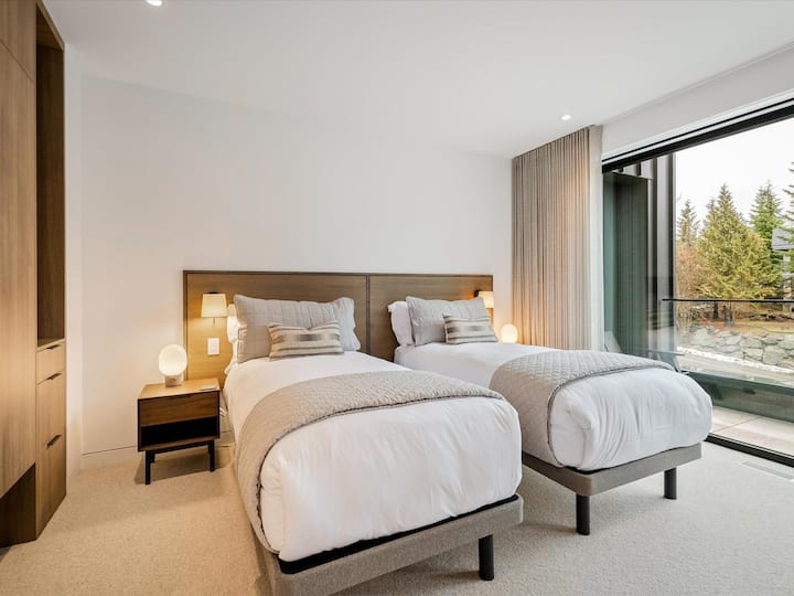 חדר שינה שני עם קינג/טווין ספליט, טלוויזיה חכמה וחדר רחצה צמוד