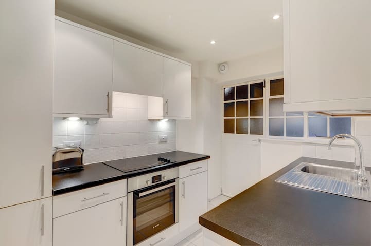 Two Bedroom flat near South Kensinghton gallery image 3