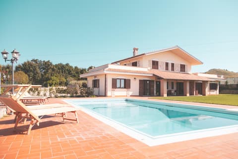 Top Airbnb: 10P 6B Villa with pool in Italian countryside a Itri