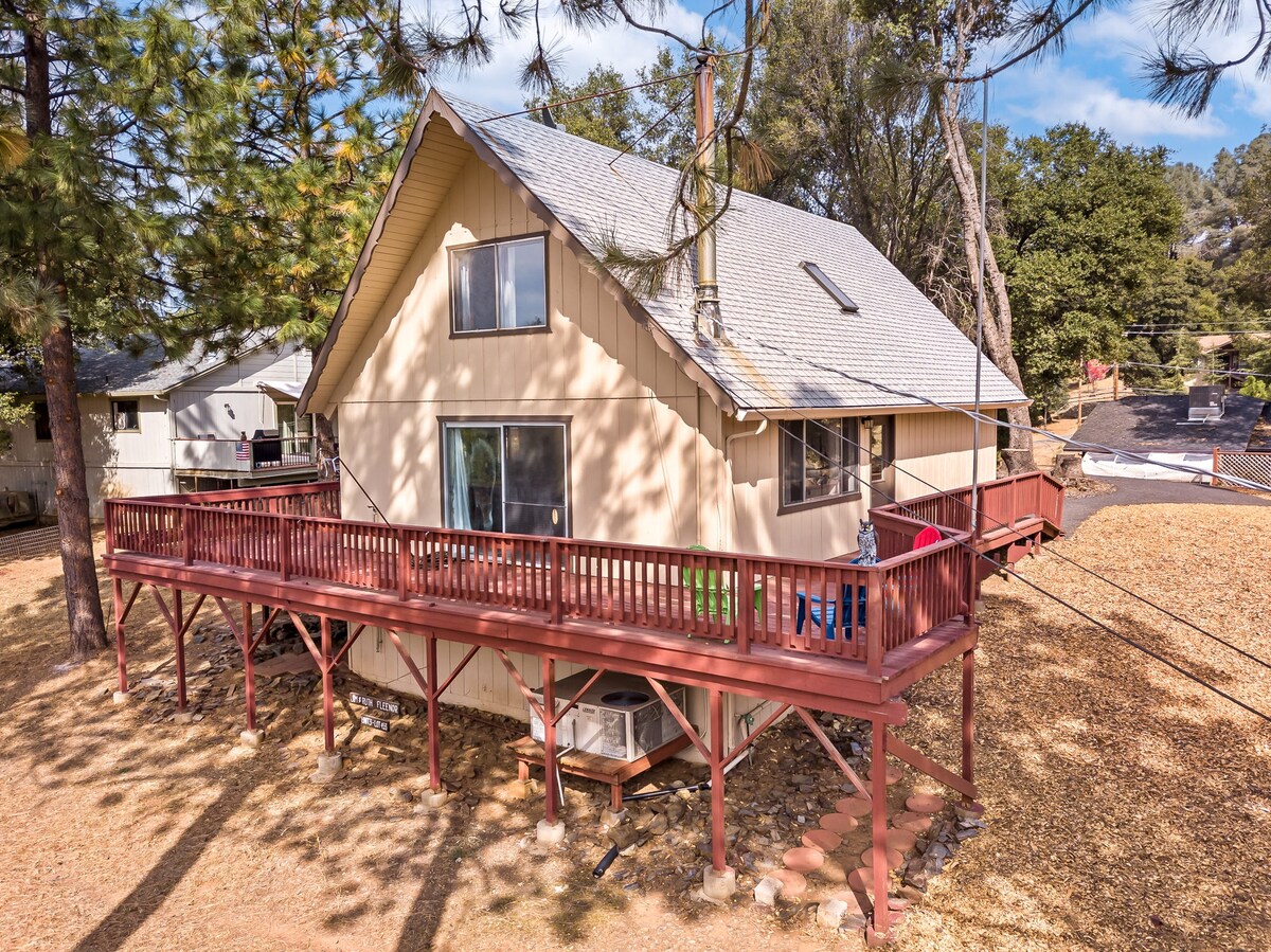 Huckleberry Cabin Pet Friendly with Big Deck Houses for Rent in