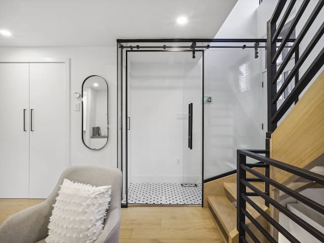 Modern Home in Distillery District gallery image 2