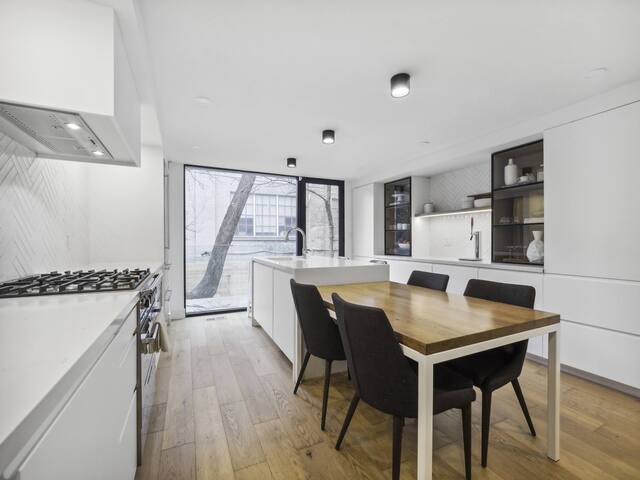 Modern Home in Distillery District gallery image 5