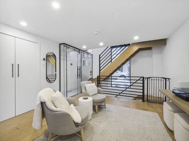 Modern Home in Distillery District gallery image 4