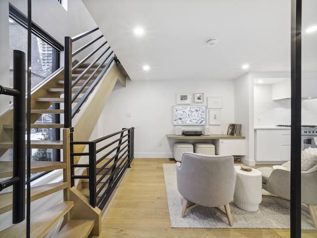 Modern Home in Distillery District gallery image 3