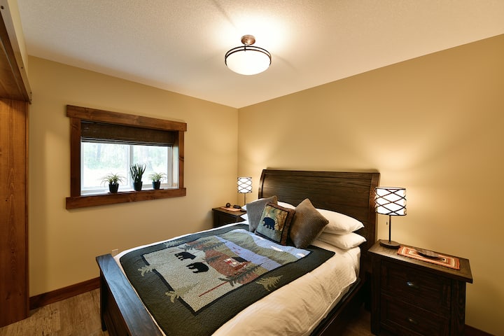 Საძინებელი 2 (ქვედა დონე). Აღმოაჩინეთ სიმშვიდე სტილში ამ ლამაზად მოწყობილ საძინებელში. Რბილი განათება და ელეგანტური დეკორი მშვიდ დასვენებას განაპირობებს.