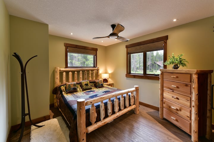 Მთავარი საძინებელი. აღმოაჩინეთ სიმშვიდე სტილში ამ ლამაზად მოწყობილ საძინებელში. Რბილი განათება და ელეგანტური დეკორი მშვიდ დასვენებას განაპირობებს. Ეს არის ოთახი, რომელიც გთავაზობთ არა მხოლოდ დასვენებას, არამედ ლუქს-კლასის შთაბეჭდილებას, რომელიც არ დაგავიწყდებათ.