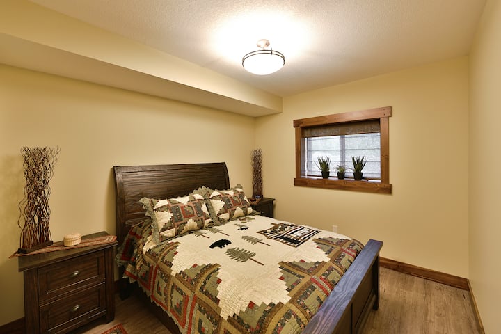 Საძინებელი 3 (ქვედა დონე). Აღმოაჩინეთ სიმშვიდე სტილში ამ ლამაზად მოწყობილ საძინებელში. Რბილი განათება და ელეგანტური დეკორი მშვიდ დასვენებას განაპირობებს.