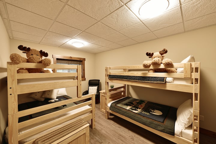Საძინებელი 4 (ქვედა დონე). Აღმოაჩინეთ სასიამოვნო თავშესაფარი ჩვენი ბავშვების ორსართულიან საძინებელში. Bunk 1 არის Twin over Twin (ზედმეტად გრძელი).  Bunk 2 არის Twin over Double. *175Lb წონის შეფასება.