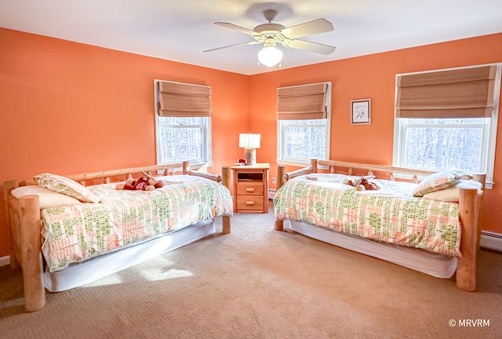 Dormitorio con 2 camas individuales, segundo piso