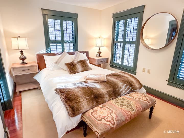 Dormitorio queen con baño privado en el primer piso.