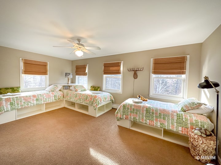 Dormitorio con 3 camas individuales, segundo piso