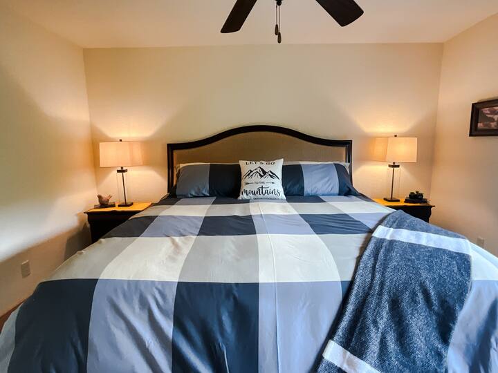 Los huéspedes que se alojan en el dormitorio del tercer piso pueden disfrutar de una lujosa cama tamaño king, terraza privada, TV de alta definición y baño privado.