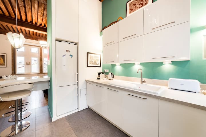 Large duplex in the heart of Old Lyon gallery image 4