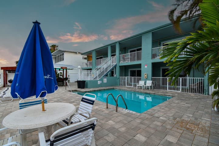 Enchanted Inn; 7 Private King Suites Sleeps 16! Wa - Clearwater Beach, FL