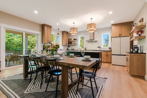 Spacious 6BR Newberg Home with Forest Views