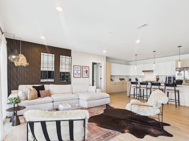 Hyve – The Last Rodeo – In SoBro -Walk to Broadway