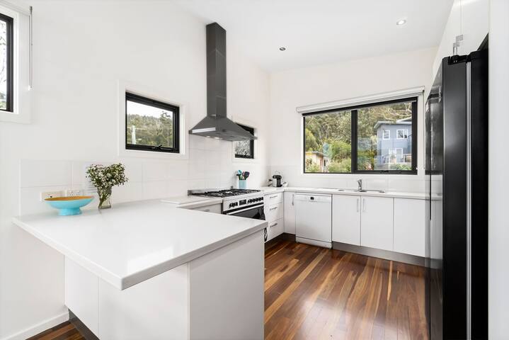 Earth Sea Sky – light filled family home gallery image 5