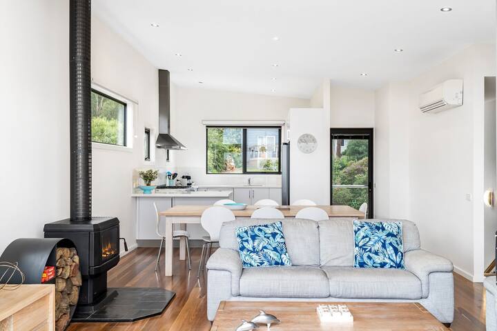 Earth Sea Sky – light filled family home gallery image 3