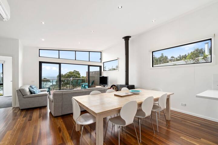 Earth Sea Sky – light filled family home