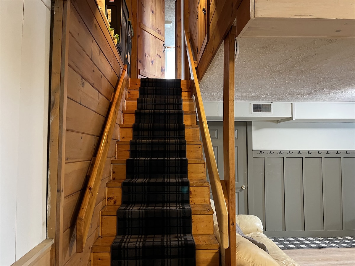 السلالم إلى الطابق السفلي النهائي