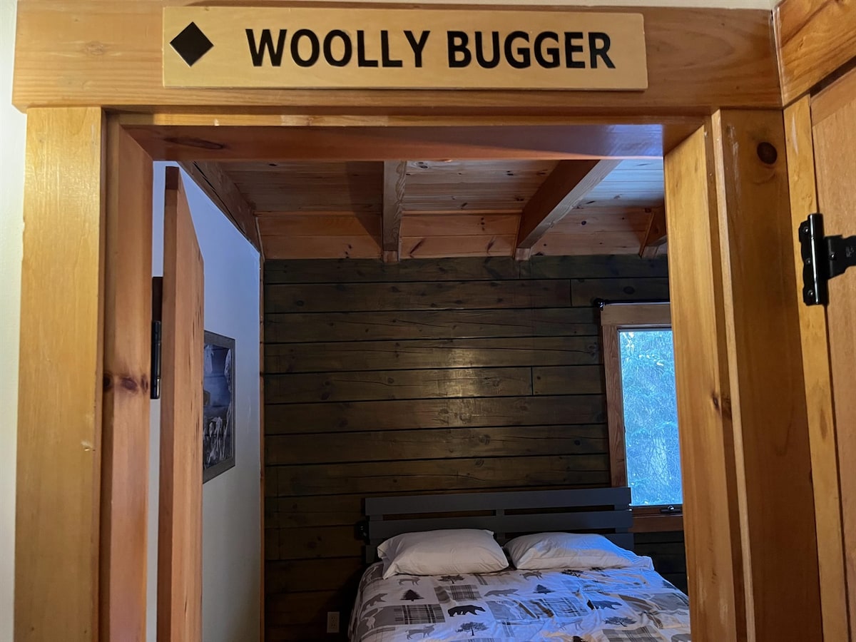 غرفة نوم بسرير كبير في الطابق الرئيسي