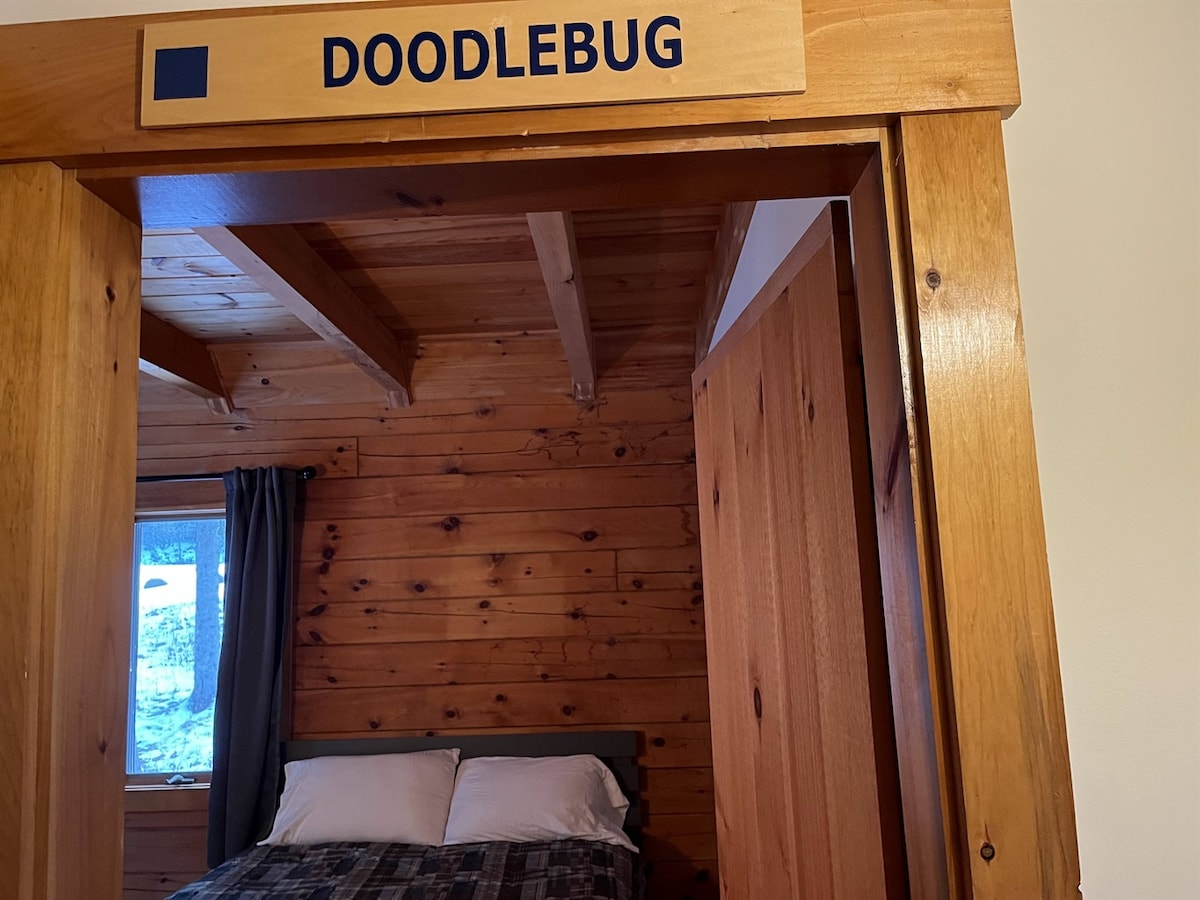 غرفة نوم بسرير كبير في الطابق الرئيسي