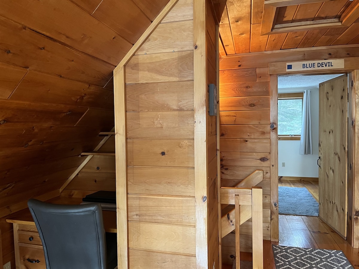 غرفة النوم الأساسية في الطابق الثاني