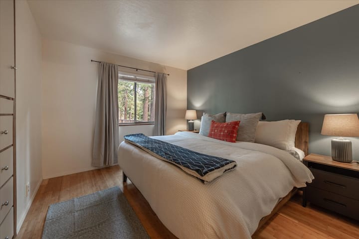 חדר שינה ראשי עם מזרן ומצעים חדשים בגודל קינג סייז.