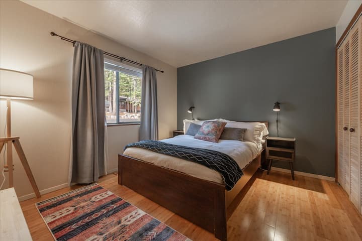 חדר שינה שני עם מיטת קווין - סייז ומצעים איכותיים.