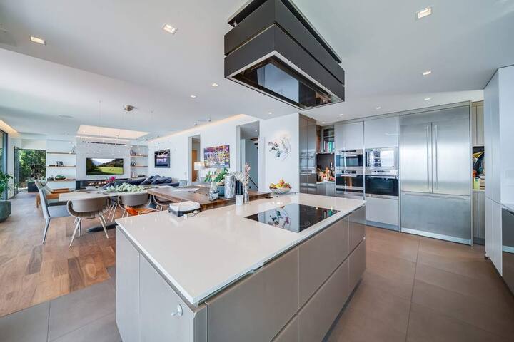 Lausanne area Luxurious 4-Bedroom Lakefront Villa gallery image 5