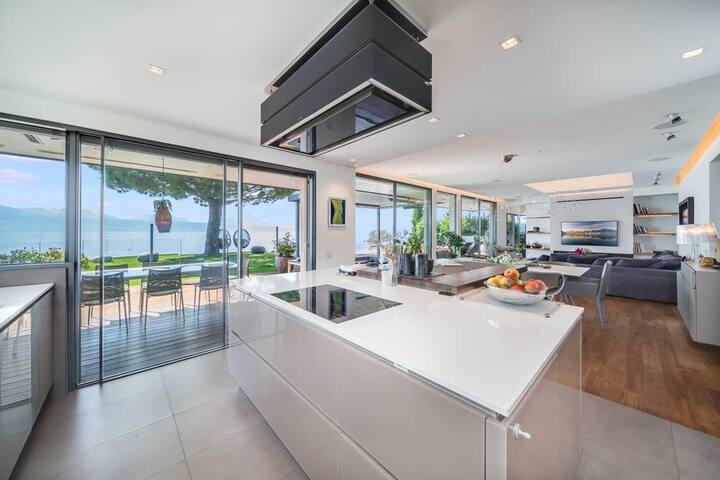 Lausanne area Luxurious 4-Bedroom Lakefront Villa gallery image 4