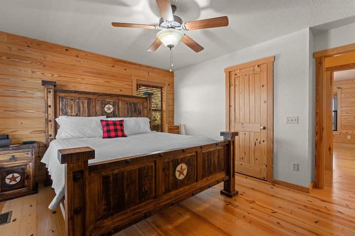 Amka ukiwa umeburudishwa katika likizo yetu yenye starehe na maridadi ya chumba cha kulala. #GoodMorning