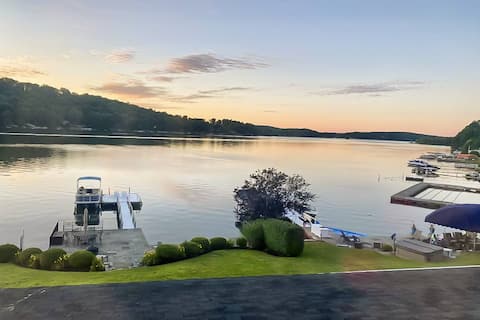 Luxe Lakefront - Dock, Fire Pit & Stunning Views