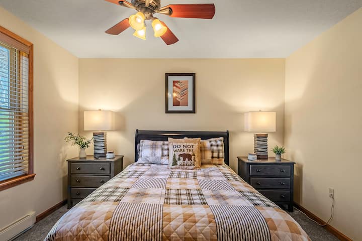 Спалната соба 2 има цел кревет.