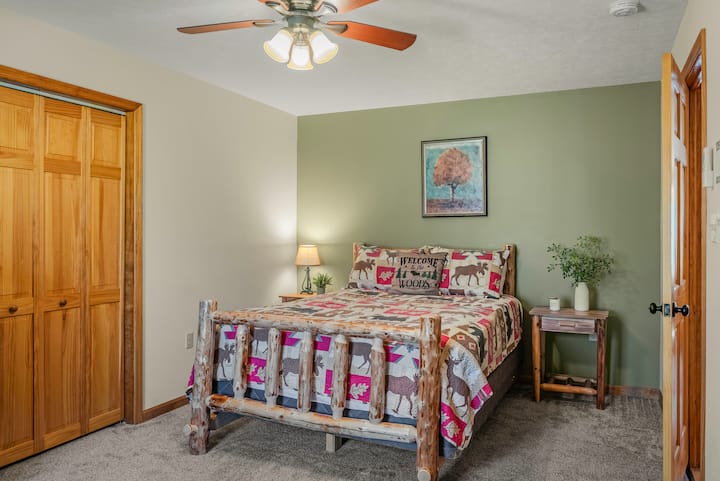 Основната спална соба има брачен кревет (широк 150-179 см) и сопствена бања.